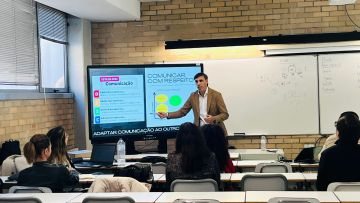 Docente a apresentar numa aula do Institute of Business Management
