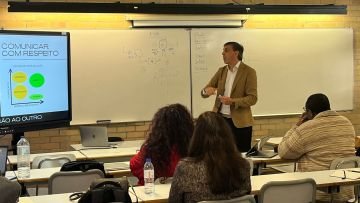 Aula com docente e formandos em sala