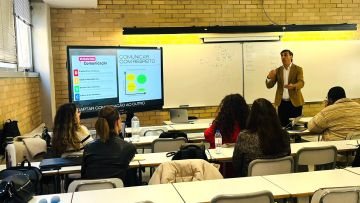 Sala de aula durante uma sessão do Institute of Business Management