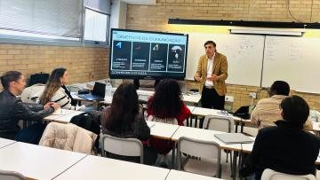 Docente a apresentar conteúdos aos formandos