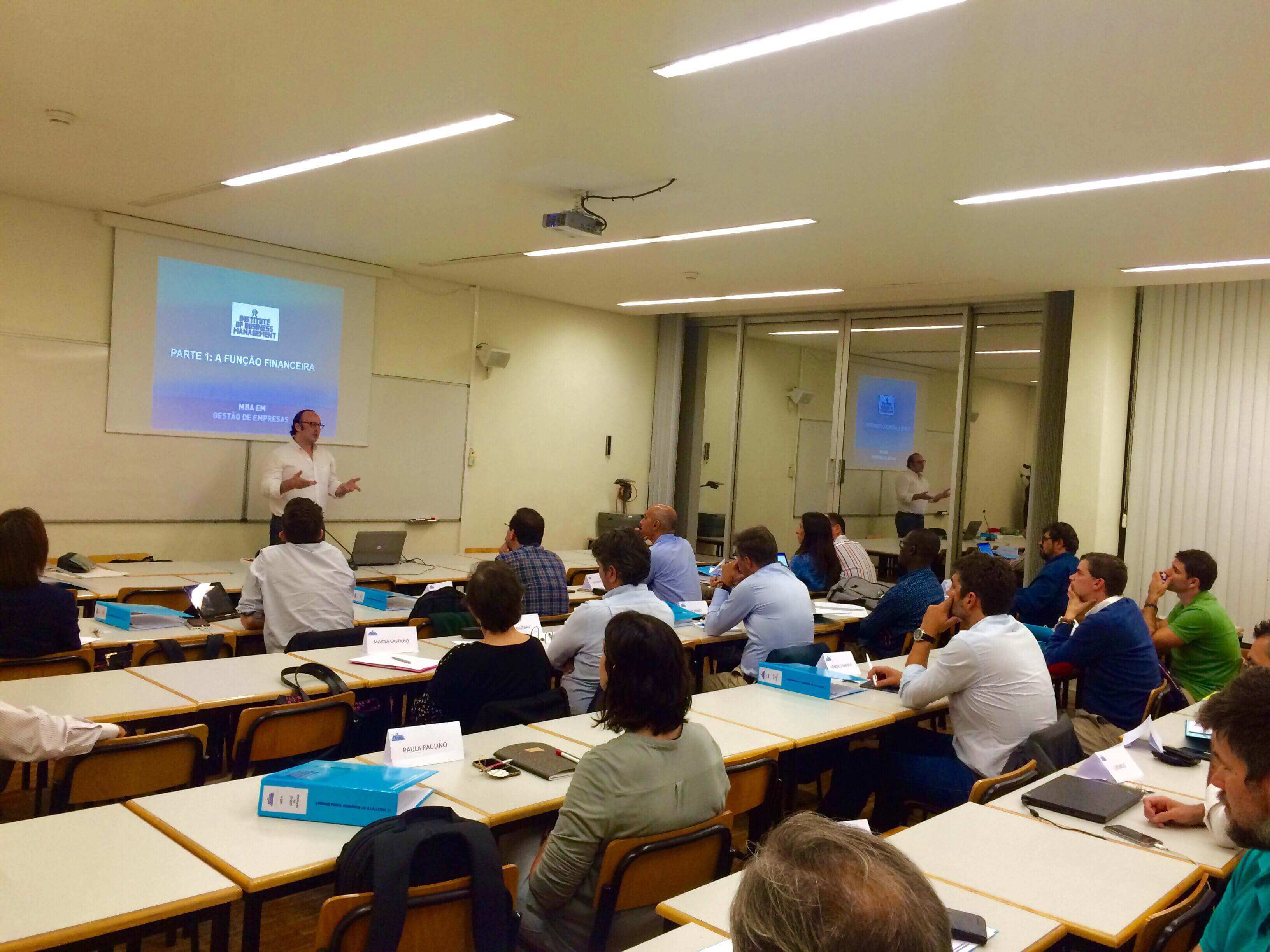 Formandos e docente numa aula do Institute of Business Management